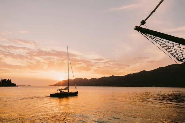 Yacht Segling Vid Solnedgången Havet Med Utsikt Över Bergen Romantisk — Stockfoto