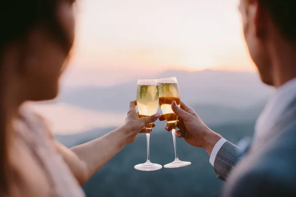 Pareja Beber Champán Atardecer Luna Miel Pareja Beber Champán Atardecer — Foto de Stock