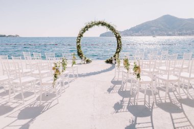 Karadağ 'da deniz manzaralı düğün kemeri resepsiyonu. Deniz ve dağ manzaralı beyaz düğün yeri. Hedef düğün yeri.