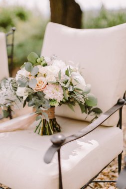 Kırsal düğün için beyaz şakayıklı düğün buketi. Sanat eseri düğün fotoğrafı. Şık düğün için yumuşak, havadar düğün buketi..