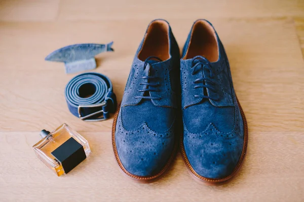 Kemerli Parfümlü Erkek Ayakkabıları Adamın Aksesuarları Düzdü Şık Ayakkabılar Kemer — Stok fotoğraf