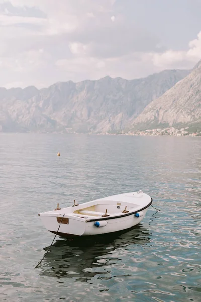 Kleine Vissersboot Baai Met Uitzicht Bergen Prachtig Uitzicht Met Boot — Stockfoto