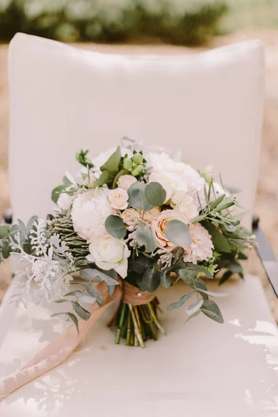 素朴な結婚式のための白い牡丹と結婚式の花束 ファインアート結婚式の写真 シックな結婚式のための優しい風通しの良いウェディング花束 — ストック写真
