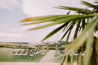 Tuscany İtalya 'da şık bir düğün yeri. İtalya, Toskana 'da varış yeri düğün yeri. Güzel sanatsal düğün fotoğrafı. Kırsal alanda lüks bir düğün yeri..