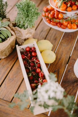 Masada servis edilen organik kiraz. Meyve arkaplanı