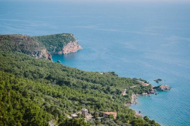 Buda 'daki dağlarla deniz manzarası. Karadağ 'da Budva Riviera manzaralı deniz manzaralı yaz manzarası.