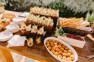 İtalyan usulü vejetaryen aperatifler yaz sofrası. Toskana usulü vejetaryen.