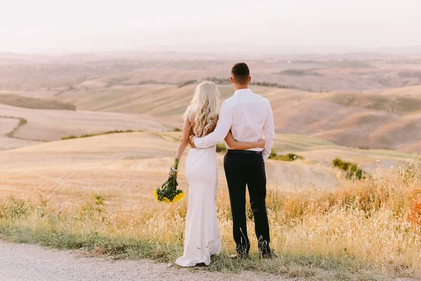 Wedding Couple Travel Tuscany Sunset Fine Art Wedding Photo Destination — Stock Photo, Image