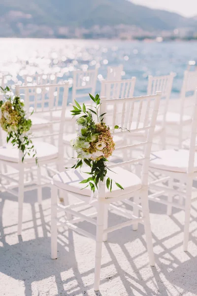 Białe Krzesła Ślubne Świeżym Powietrzu Miejsce Ślubu Świeżym Powietrzu Widokiem — Zdjęcie stockowe