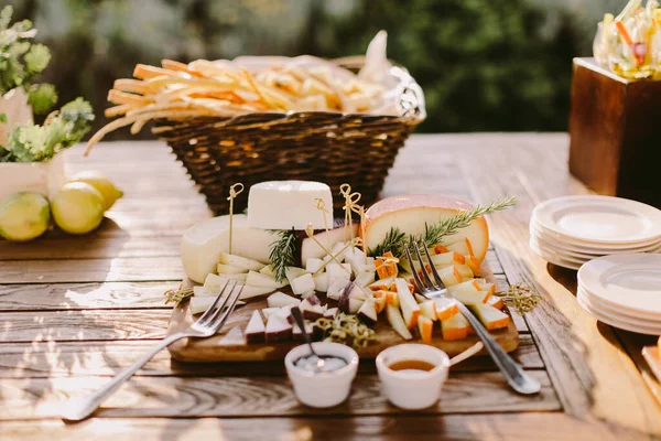 イタリア風の印象的なチーズプレートにジャム — ストック写真