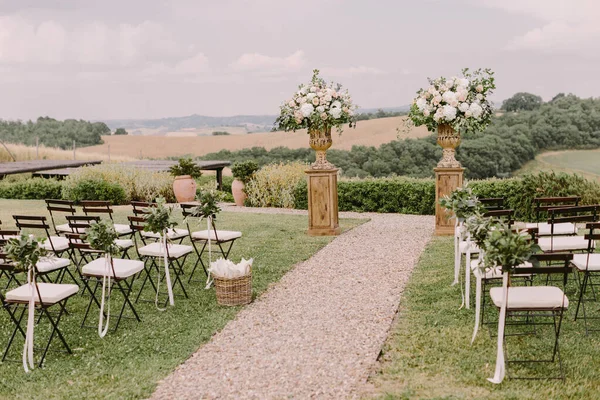 Tuscany İtalya 'da şık bir düğün yeri. İtalya, Toskana 'da varış yeri düğün yeri. Güzel sanatsal düğün fotoğrafı. Kırsal alanda lüks bir düğün yeri..