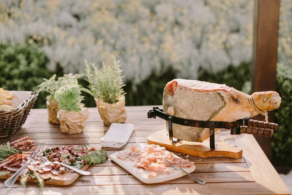 イタリアのプロシュット レッグとハム 足全体のプロシュートがスライスしてる イタリア料理 — ストック写真