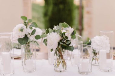 Düğün resepsiyonunun masa örtüsü. İtalya 'da lüks düğün resepsiyonu. düğün ziyafeti dekorasyonu arka planı.