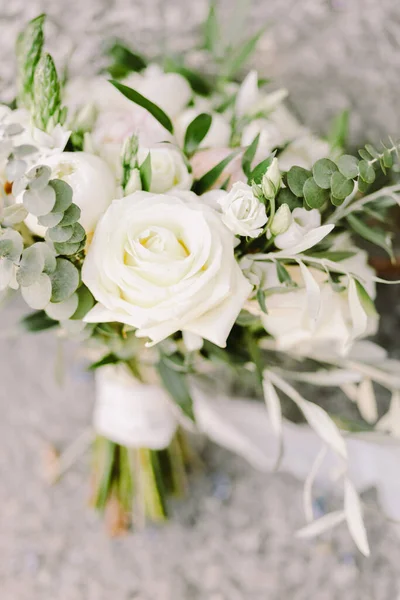 婚礼花束 白色玫瑰 用于乡村婚礼 美术婚纱照 优雅的空气婚礼花束为别致的婚礼 美术婚纱照 — 图库照片