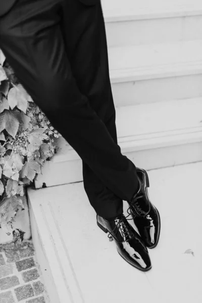 Siyah Patent Ayakkabısı Giyen Bir Adamı Açık Havada Siyah Pabuçlu — Stok fotoğraf