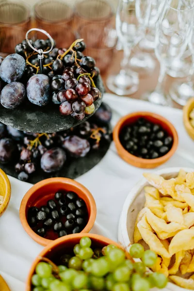 フルーツ盛り合わせ前菜ケータリング オリーブとパンと地中海のブドウ — ストック写真