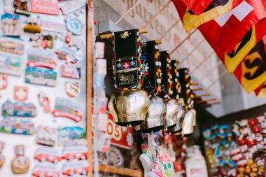 İsviçre hatıra çanlarıyla mıknatıslı İsviçre kartpostalları. İsviçre çanları.