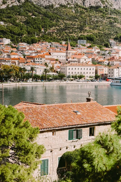 Vista Cidade Velha Com Montanhas Telhados Vermelhos Croácia Montanhas Cidade — Fotografia de Stock