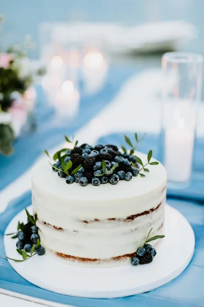 Bolo Casamento Branco Com Mirtilo Amora Foto Casamento Arte Elegante — Fotografia de Stock