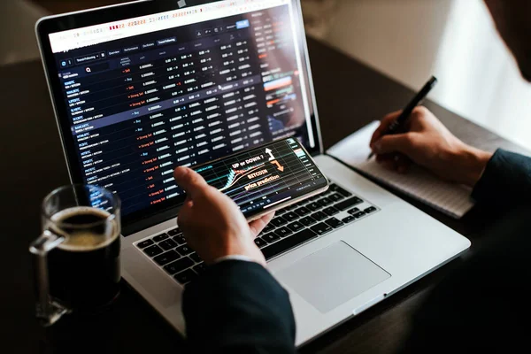 Investmentaktienmakler Börsenhandel Bitcoin Strategie Finanzanalyse Handy App Und Laptop Handelsgewinne — Stockfoto