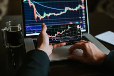 Yatırım borsası borsası ticareti. Telefon uygulaması ve dizüstü bilgisayar kullanarak mali analiz. Piyasa ticareti karı.