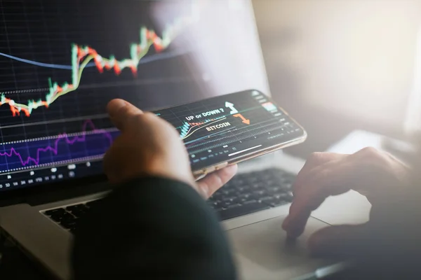 Aktienhändler Bei Der Analyse Von Gewinnchancen Bei Der Investition Bitcoin — Stockfoto