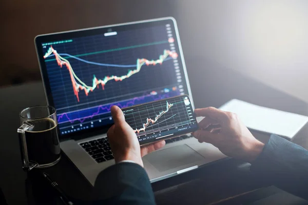 Investmentaktienmakler Aktienmarktanalyse App Für Finanzanlagen Auf Telefon Und Laptop Mehrere — Stockfoto