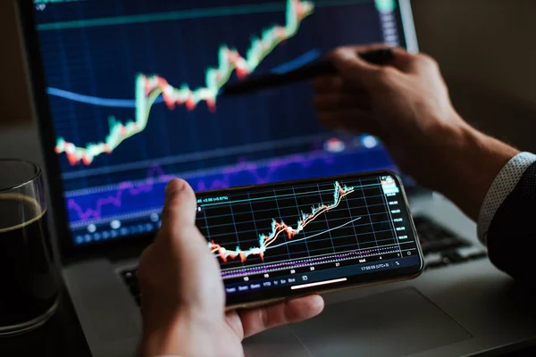 Investmentaktienmakler Risikoanalyse Finanzanalyse Handy App Und Laptop Börsengewinne — Stockfoto