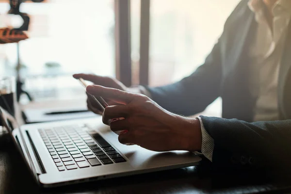 Freelance Blogger Browsing Phone Indoors Work Day Man Using Smartphone — Stock Photo, Image