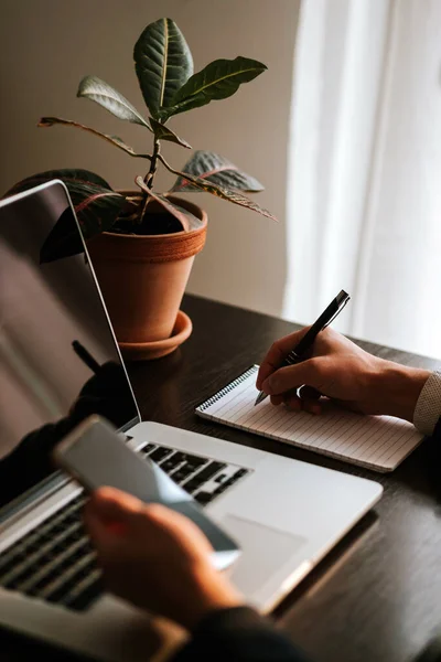 Uomo Affari Che Prende Appunti Usa Gadget Ufficio Scrittura Notebook — Foto Stock