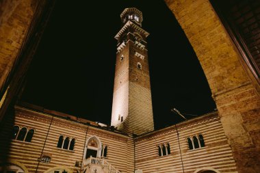 Verona 'da akşam italyan sokakları. Antik binalar ve İtalya 'nın eski caddeleri