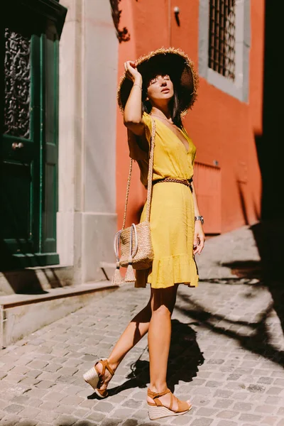 Atractiva Mujer Vestido Verano Sombrero Paja Con Bolso Caminando Retrato —  Fotos de Stock