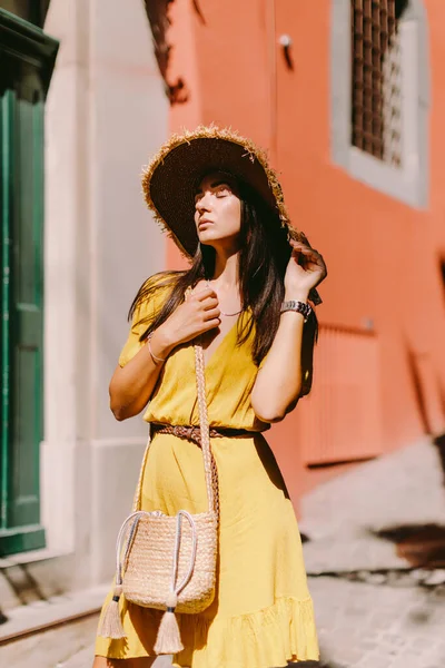 Yazlık Elbiseli Çantalı Hasır Şapkalı Çekici Bir Kadın Esmer Uzun — Stok fotoğraf