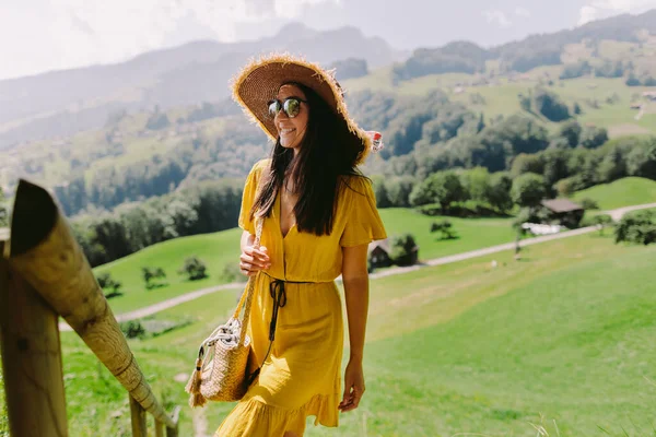 Ελκυστική Γυναίκα Καλοκαιρινό Φόρεμα Ταξίδια Εξοχή Και Πράσινο Λιβάδι Γυναίκα — Φωτογραφία Αρχείου