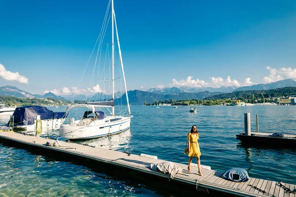 Mooie Vrouw Wandelen Pier Buurt Van Het Jacht Boten Met — Stockfoto