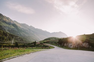 Dağlardaki otoyol. Avusturya 'da destansı dağ manzarası ve yol