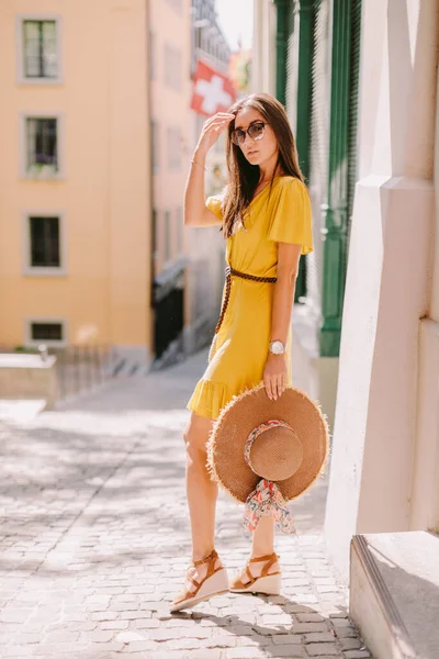 Mulher Moda Vestindo Vestido Verão Óculos Sol Andar Rua Livre — Fotografia de Stock