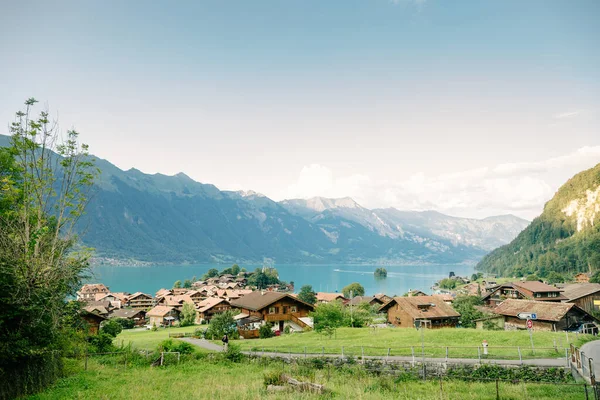 Bergdorp Met Uitzicht Het Meer Europa Landschap Met Bergen Huizen — Stockfoto