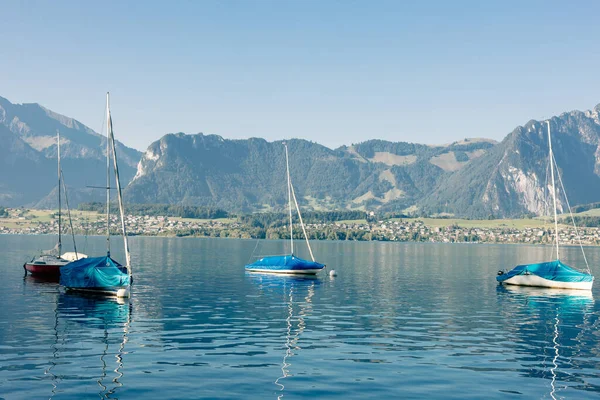 Meer Met Jachten Bergen Landschap Berglandschap Interlaken Zwitserland — Stockfoto