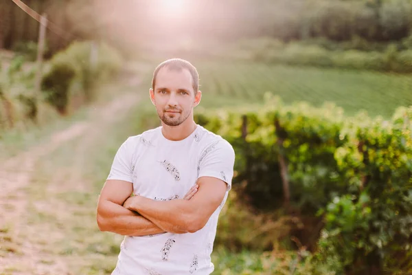 Porträt Eines Mannes Mit Geschlossenen Armen Auf Dem Land Schöner — Stockfoto