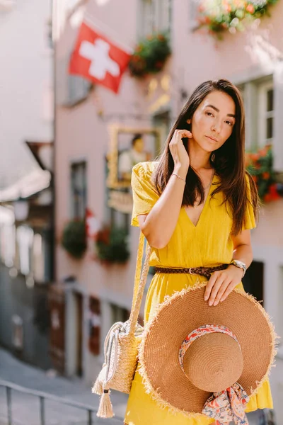 Avrupa Sviçre Hasır Şapkalı Çekici Bir Kadının Portresi Sarışın Esmer — Stok fotoğraf