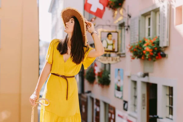 Avrupa Sviçre Hasır Şapkalı Çekici Bir Kadının Portresi Sarışın Esmer — Stok fotoğraf