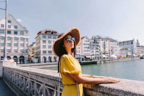 ファッションの女性のヨーロッパ旅行の肖像画 女性の夏のドレスを着て 帽子とサングラスのカメラを見て スイス チューリッヒ — ストック写真