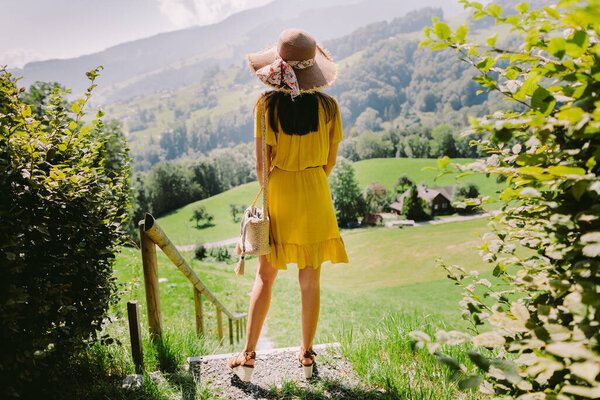Woman Summer Dress Travel Countryside Green Meadow Mountain Village Woman — Stock Photo, Image