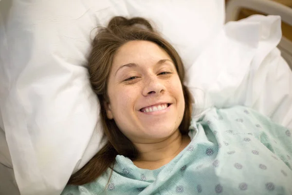 병원 침대에서 여자 — 스톡 사진