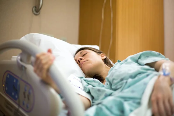 Mujeres en cama de hospital — Foto de Stock