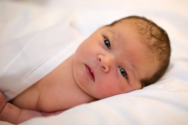 Anak Bayi Dengan Latar Belakang Putih — Stok Foto