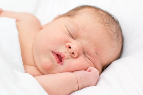 Criança infantil com fundo branco — Fotografia de Stock