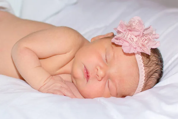 Bambino neonato con sfondo bianco — Foto Stock