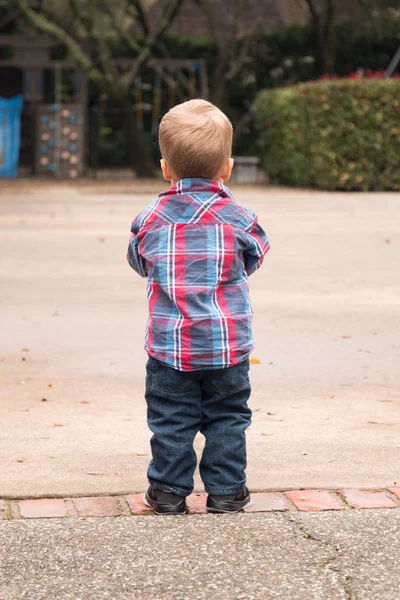 Niño pequeño mirando hacia el exterior —  Fotos de Stock